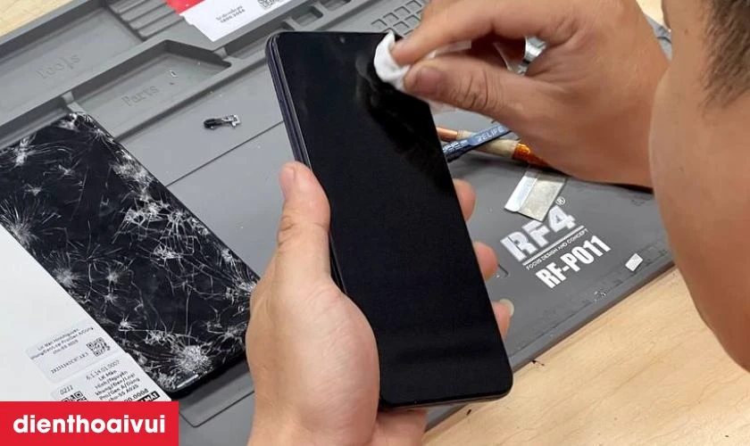 Quy tr&igrave;nh thay &eacute;p k&iacute;nh Oppo F29 chuy&ecirc;n nghiệp tại Điện Thoại Vui