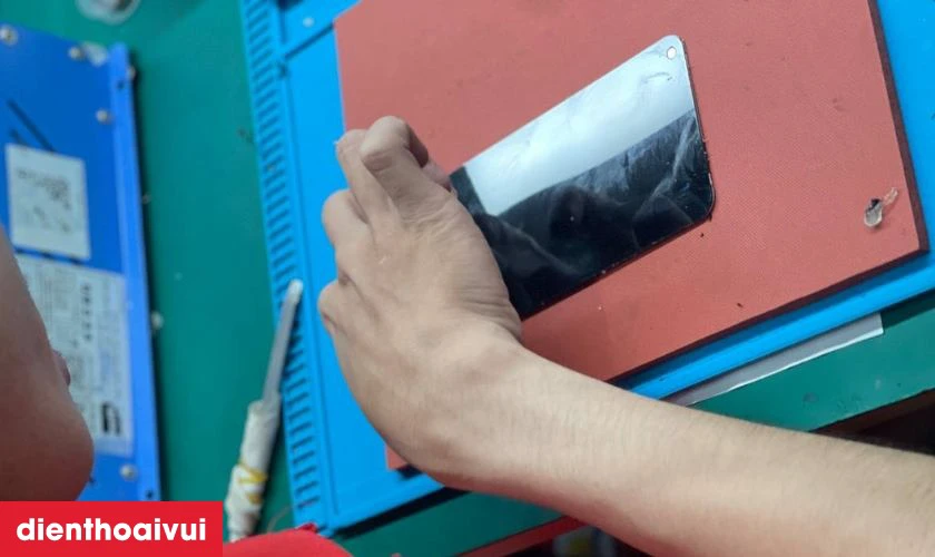Quy tr&igrave;nh thay &eacute;p k&iacute;nh Oppo F29 Pro chuy&ecirc;n nghiệp tại Điện Thoại Vui