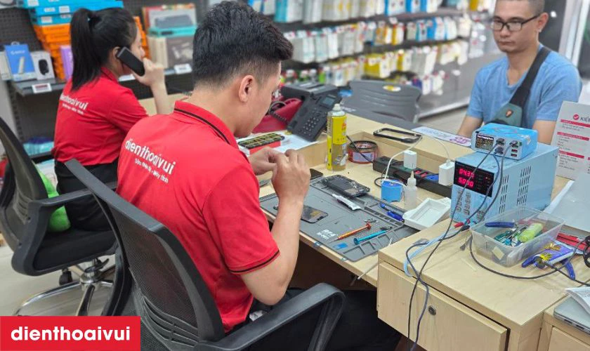 Quy trình thay ép kính Oppo Reno 13 chuyên nghiệp