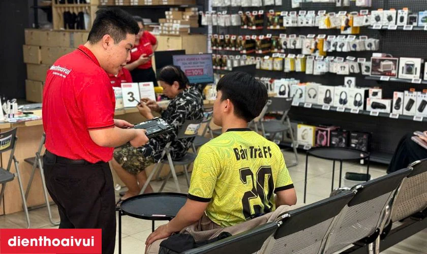 Cửa h&agrave;ng thay &eacute;p k&iacute;nh Oppo Reno 9 uy t&iacute;n, lấy liền tại TPHCM v&agrave; H&agrave; Nội ở đ&acirc;u?