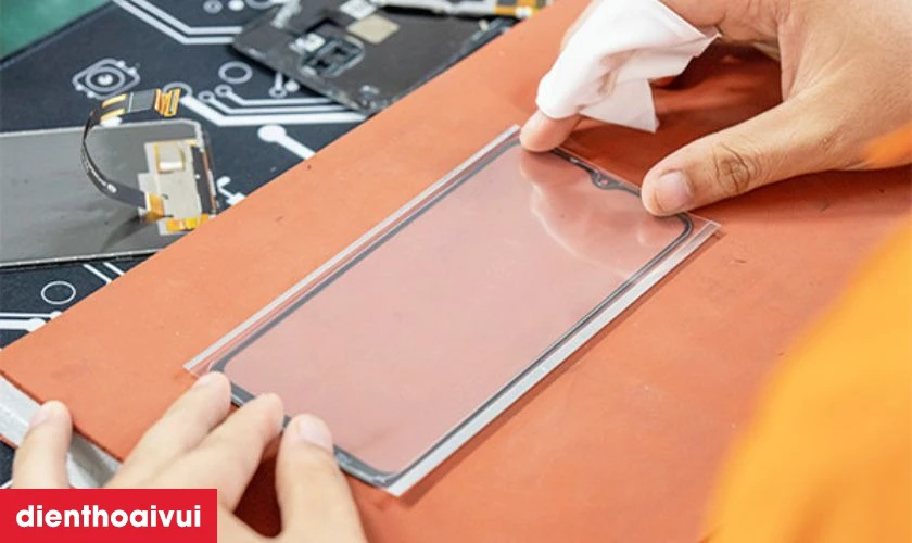 Thay &eacute;p k&iacute;nh gi&uacute;p kh&ocirc;i phục t&iacute;nh thẩm mỹ v&agrave; trải nghiệm người d&ugrave;ng