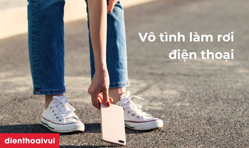 Rơi điện thoại l&agrave;m nứt k&iacute;nh