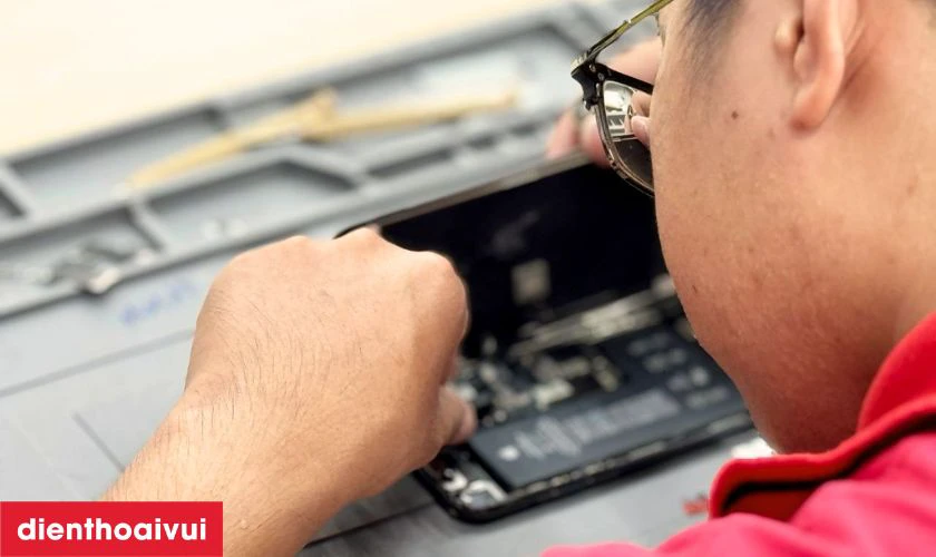 Cửa h&agrave;ng thay &eacute;p k&iacute;nh Oppo Reno8 Z 5G ở đ&acirc;u uy t&iacute;n, lấy liền lại TPHCM v&agrave; H&agrave; Nội