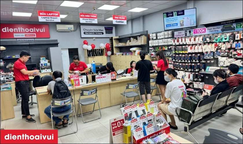 Dịch vụ thay &eacute;p k&iacute;nh ch&iacute;nh h&atilde;ng, lấy liền tại Điện Thoại Vui