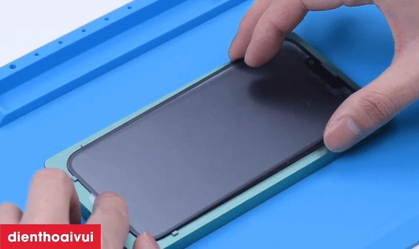 Những lưu &yacute; trước khi thay &eacute;p k&iacute;nh Poco C40
