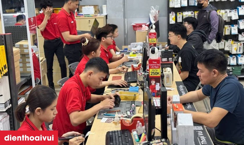 Kh&aacute;ch h&agrave;ng c&oacute; thể quan s&aacute;t trực tiếp qu&aacute; tr&igrave;nh thay &eacute;p k&iacute;nh