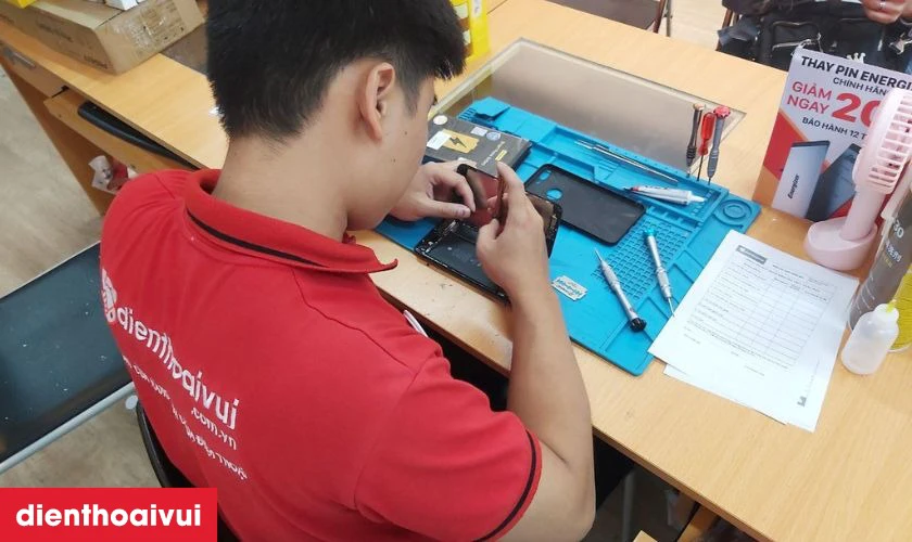 Kỹ thuật vi&ecirc;n chuy&ecirc;n nghiệp trực tiếp thực hiện