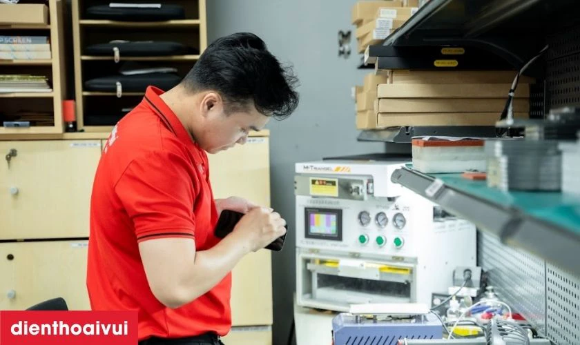 Thay &eacute;p k&iacute;nh mới cho điện thoại
