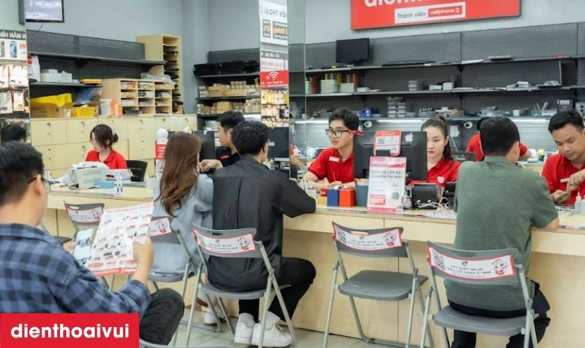 Dịch vụ thay &eacute;p k&iacute;nh Realme 10 Pro ch&iacute;nh h&atilde;ng, lấy liền tại Điện Thoại Vui