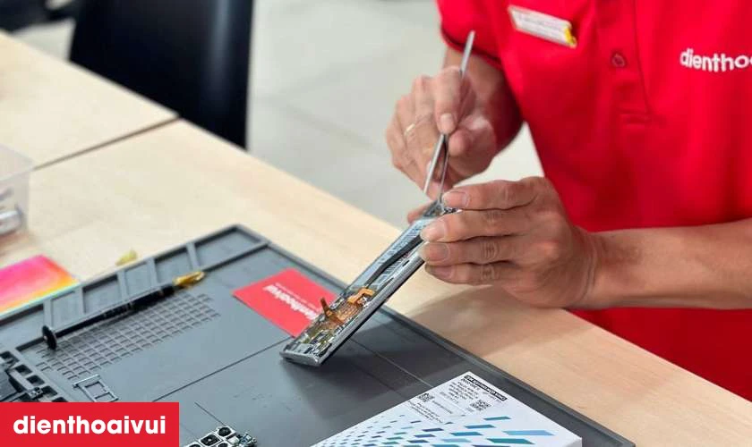 Quy tr&igrave;nh thay &eacute;p k&iacute;nh Realme 11 minh bạch lấy liền tại Điện Thoại Vui