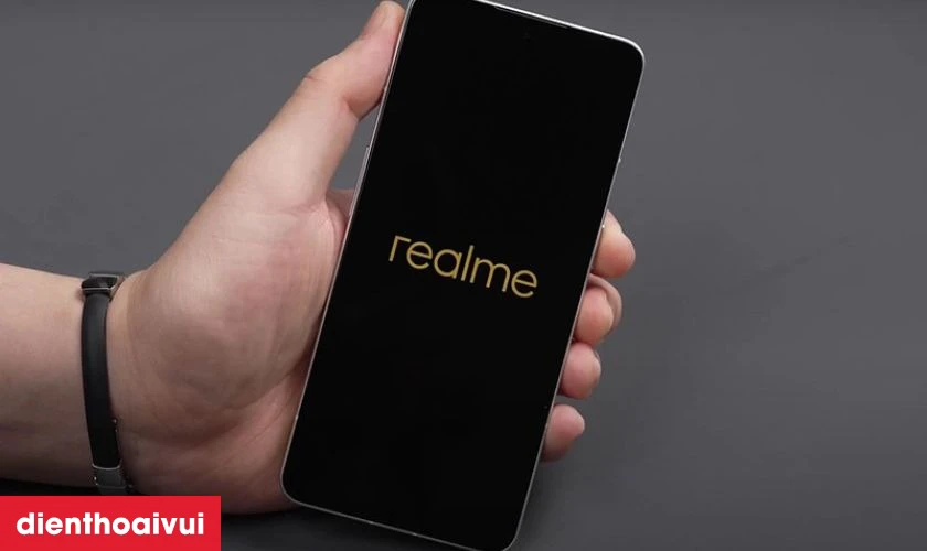 Thay &eacute;p k&iacute;nh Realme 12 l&agrave; g&igrave;