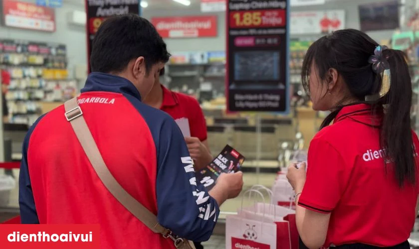 Dịch vụ thay &eacute;p k&iacute;nh Realme