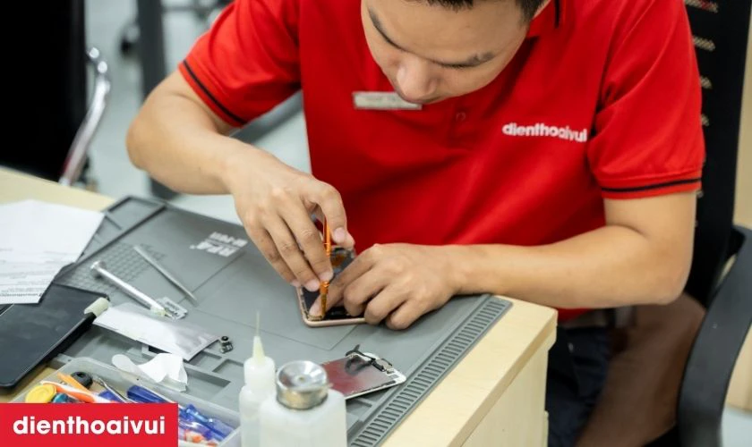Quy tr&igrave;nh thay &eacute;p k&iacute;nh Realme lấy liền tại Điện Thoại Vui