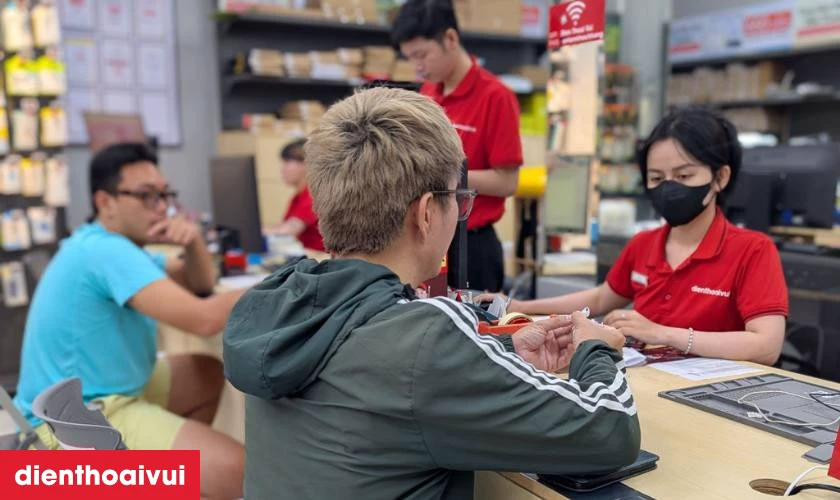 Cửa h&agrave;ng thay &eacute;p k&iacute;nh Realme 15 Pro uy t&iacute;n
