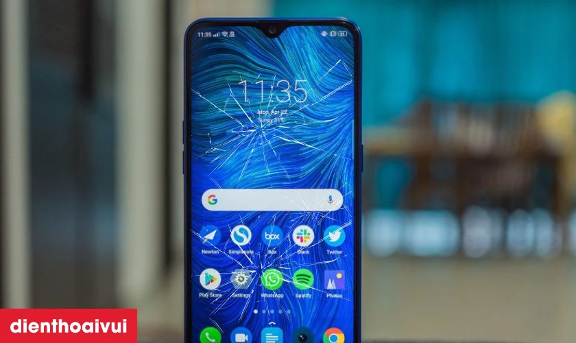 Thay &eacute;p k&iacute;nh mới khắc phục lỗi mặt k&iacute;nh tr&ecirc;n Realme 3 Pro