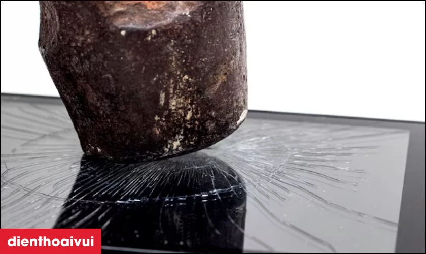 Lực t&aacute;c động mạnh khiến mặt k&iacute;nh m&agrave;n h&igrave;nh bị hư hỏng, nứt vỡ