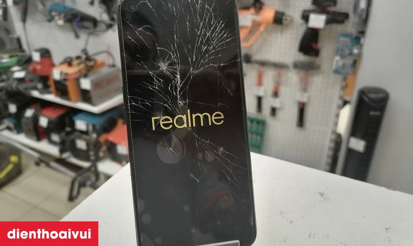 Rơi vỡ, va chạm mạnh l&agrave; nguy&ecirc;n nh&acirc;n g&acirc;y hư hỏng mặt k&iacute;nh m&agrave;n h&igrave;nh