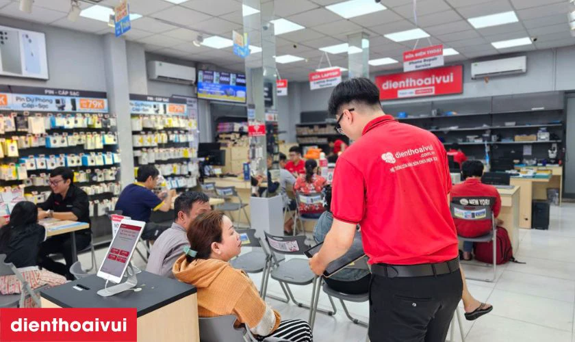 Dịch vụ thay &eacute;p k&iacute;nh Realme C11 2021 ch&iacute;nh h&atilde;ng, lấy liền tại Điện Thoại Vui