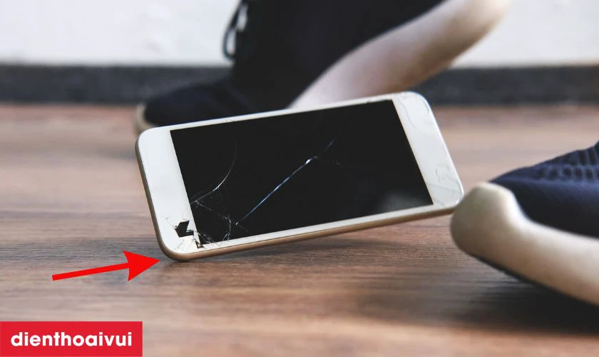 Điện thoại bị va đập l&agrave;m vỡ k&iacute;nh