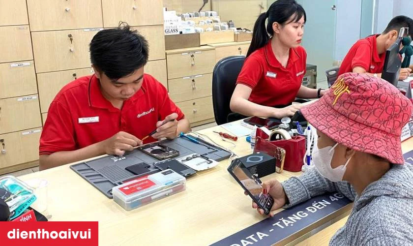 Quy tr&igrave;nh thay &eacute;p k&iacute;nh Realme C20 minh bạch lấy liền tại Điện Thoại Vui