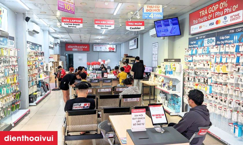 Dịch vụ thay &eacute;p k&iacute;nh Realme C55 ch&iacute;nh h&atilde;ng, lấy liền tại Điện Thoại Vui