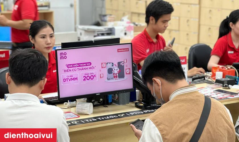 B&agrave;n giao Realme C55 v&agrave; thanh to&aacute;n dịch vụ thay k&iacute;nh &eacute;p