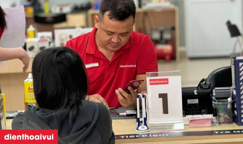 Dịch vụ thay &eacute;p k&iacute;nh Realme C67 ch&iacute;nh h&atilde;ng