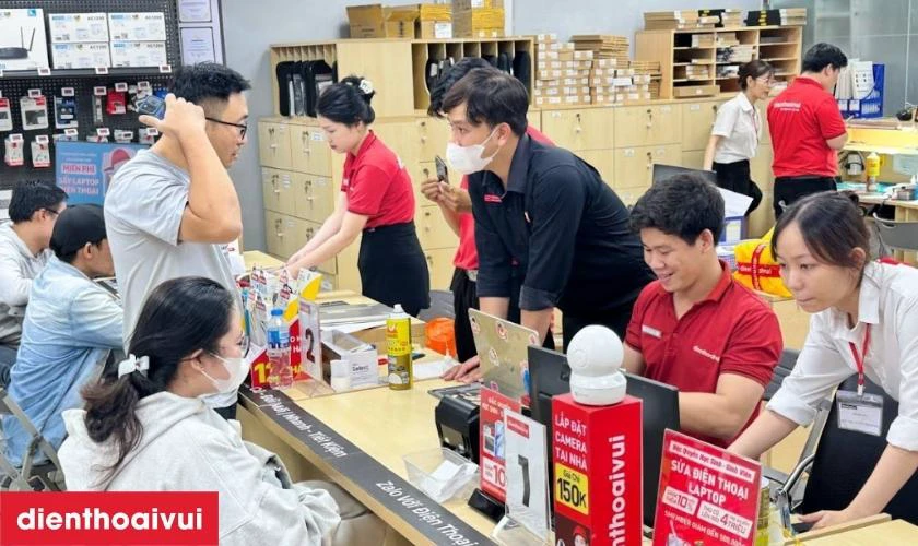 Quy tr&igrave;nh thay &eacute;p k&iacute;nh Realme chuy&ecirc;n nghiệp, lấy liền tại Điện Thoại Vui