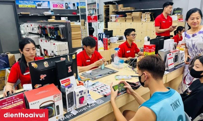 Quy tr&igrave;nh thay &eacute;p k&iacute;nh Realme chuy&ecirc;n nghiệp, minh bạch, lấy liền tại Điện Thoại Vui