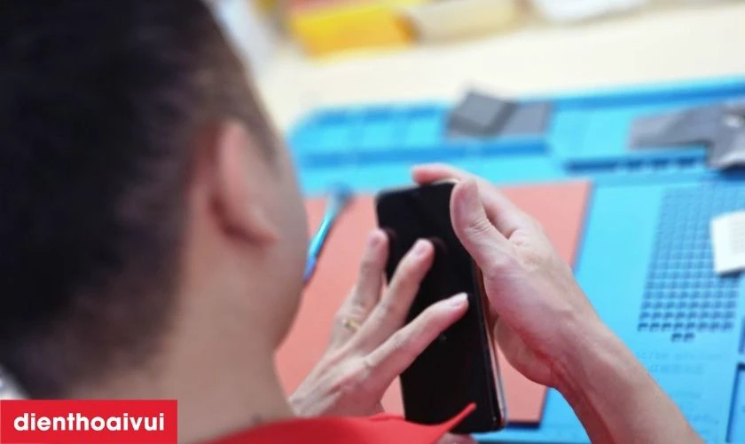 Quy tr&igrave;nh thay &eacute;p k&iacute;nh Realme Q5 Pro minh bạch lấy liền tại Điện Thoại Vui