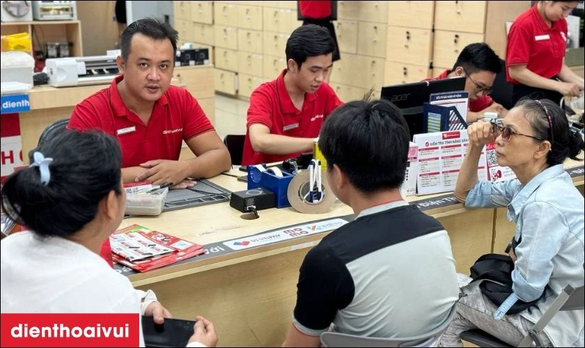 Quy tr&igrave;nh thay &eacute;p k&iacute;nh Samsung Fold mặt ngo&agrave;i minh bạch lấy liền tại Điện Thoại Vui