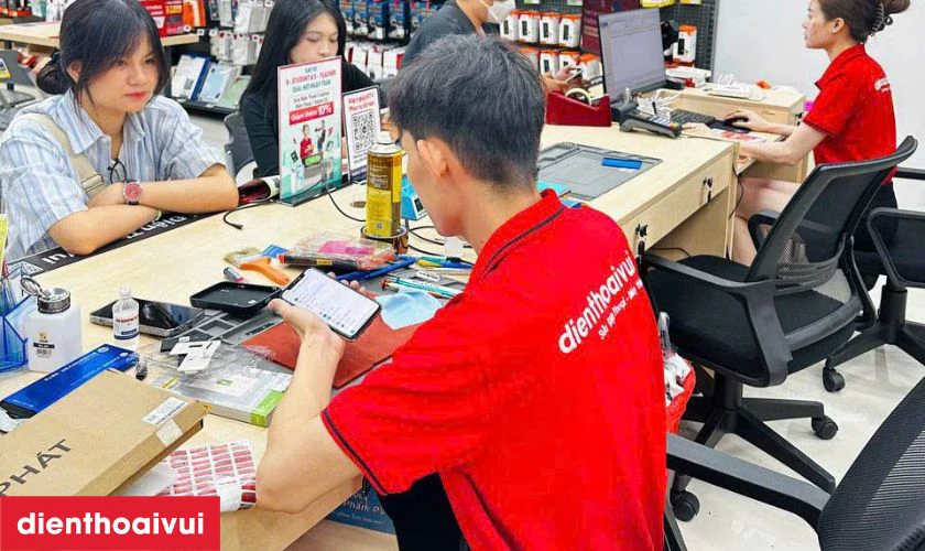Tư vấn vi&ecirc;n tiếp đ&oacute;n kh&aacute;ch h&agrave;ng v&agrave; lắng nghe chia sẻ của kh&aacute;ch về lỗi m&aacute;y