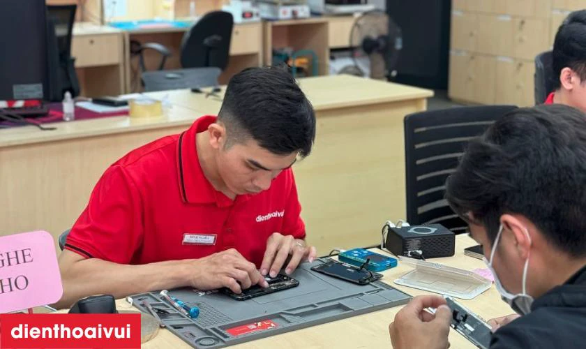 Quy tr&igrave;nh thay &eacute;p k&iacute;nh Samsung Galaxy A04s minh bạch lấy liền tại Điện Thoại Vui