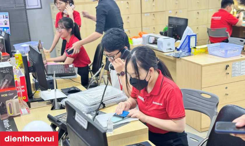 Dịch vụ thay &eacute;p k&iacute;nh Samsung Galaxy A05s ch&iacute;nh h&atilde;ng, lấy liền tại Điện Thoại Vui