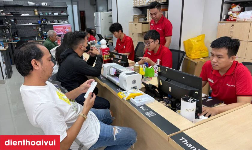 Dịch vụ thay &eacute;p k&iacute;nh Samsung Galaxy A06 ch&iacute;nh h&atilde;ng, lấy liền tại Điện Thoại Vui