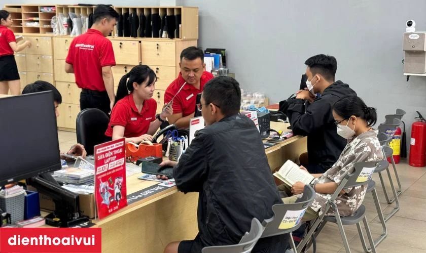 Cửa h&agrave;ng thay &eacute;p k&iacute;nh Samsung Galaxy A14 ch&iacute;nh h&atilde;ng, lấy liền tại Điện Thoại Vui