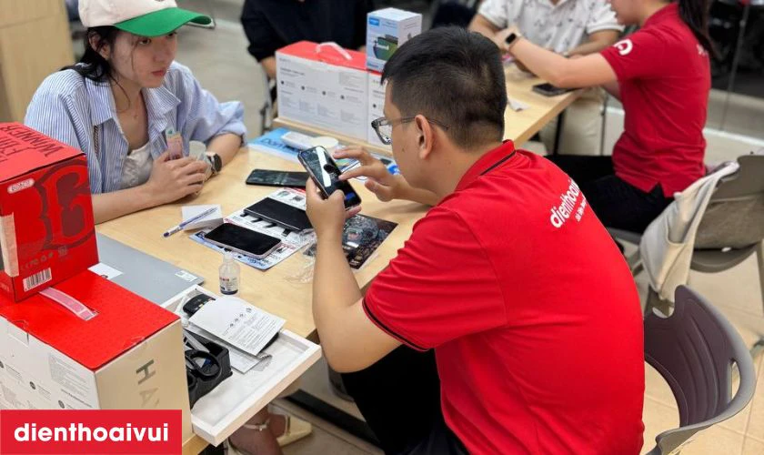 Quy trình sửa chữa điện thoại minh bạch lấy liền tại Điện Thoại Vui