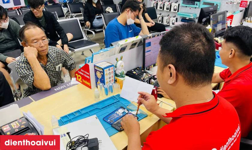 Địa chỉ thay &eacute;p k&iacute;nh Samsung Galaxy A25 ở đ&acirc;u uy t&iacute;n tại TPHCM v&agrave; H&agrave; Nội