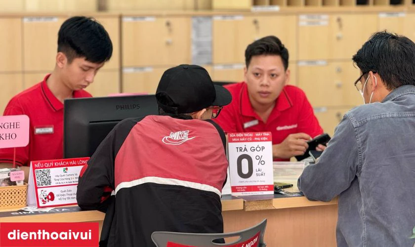Quy trình thay thay &eacute;p k&iacute;nh Samsung Galaxy A36 minh bạch, l&acirc;́y ngay tại Đi&ecirc;̣n Thoại Vui