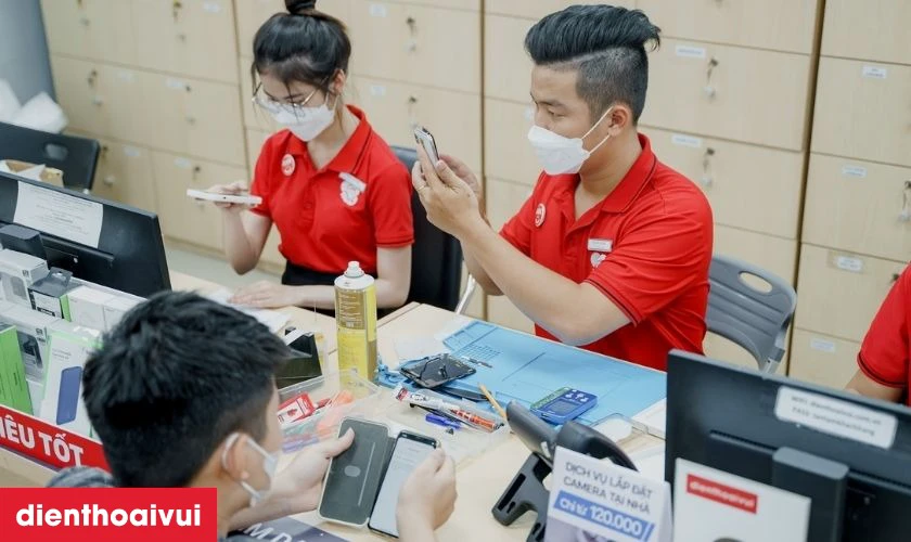Quy tr&igrave;nh thay &eacute;p k&iacute;nh Galaxy A52s minh bạch lấy liền tại Điện Thoại Vui