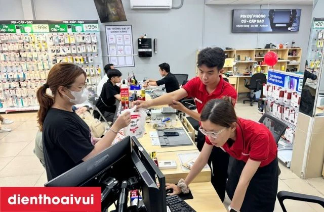 Bàn giao điện thoại Samsung Galaxy A73 cho khách