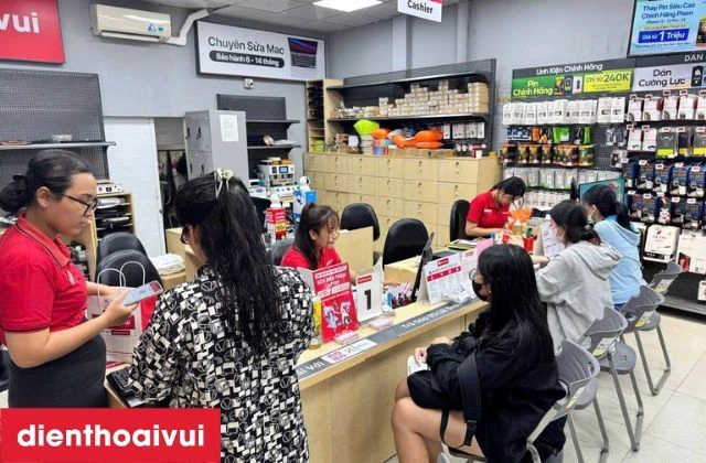 Tiếp đón và nhận thông tin cần thay ép kính từ khách hàng