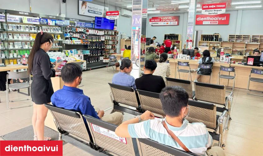 Dịch vụ thay &eacute;p k&iacute;nh Samsung Galaxy S22 ch&iacute;nh h&atilde;ng lấy liền tại Điện Thoại Vui