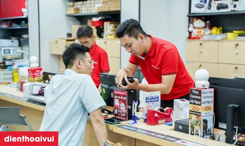 Thay &eacute;p k&iacute;nh Samsung Galaxy S22 Plus loại G+ tại Điện Thoại Vui
