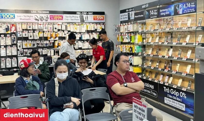 Quy tr&igrave;nh thay &eacute;p k&iacute;nh minh bạch lấy liền tại Điện Thoại Vui