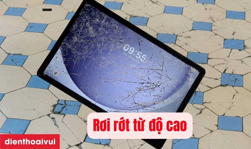Rơi từ tr&ecirc;n cao xuống dễ l&agrave;m mặt k&iacute;nh m&agrave;n h&igrave;nh bị vỡ