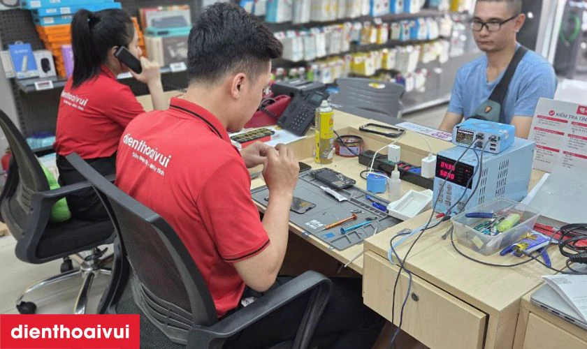 Quy tr&igrave;nh thay &eacute;p k&iacute;nh Samsung Galaxy Tab A9 minh bạch lấy liền tại Điện Thoại Vui