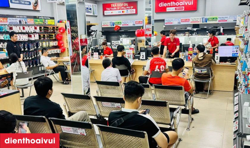 Nh&acirc;n vi&ecirc;n gửi m&aacute;y lại cho kh&aacute;ch kiểm tra lại v&agrave; thanh to&aacute;n