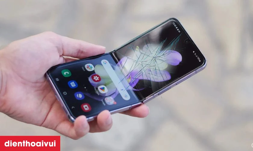 C&aacute;c dấu hiệu nhận biết bạn cần thay &eacute;p k&iacute;nh Samsung Galaxy Z Flip 2 mới