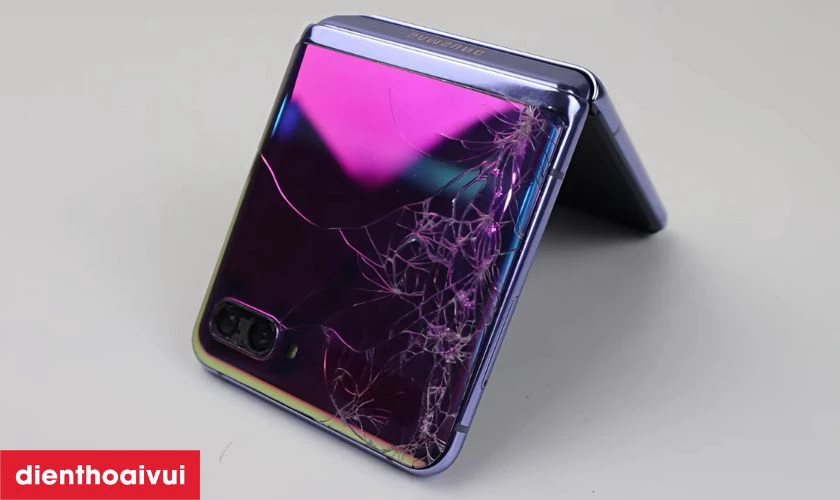 C&aacute;c dấu hiệu nhận biết bạn cần thay &eacute;p k&iacute;nh Samsung Galaxy Z Flip 3 mới